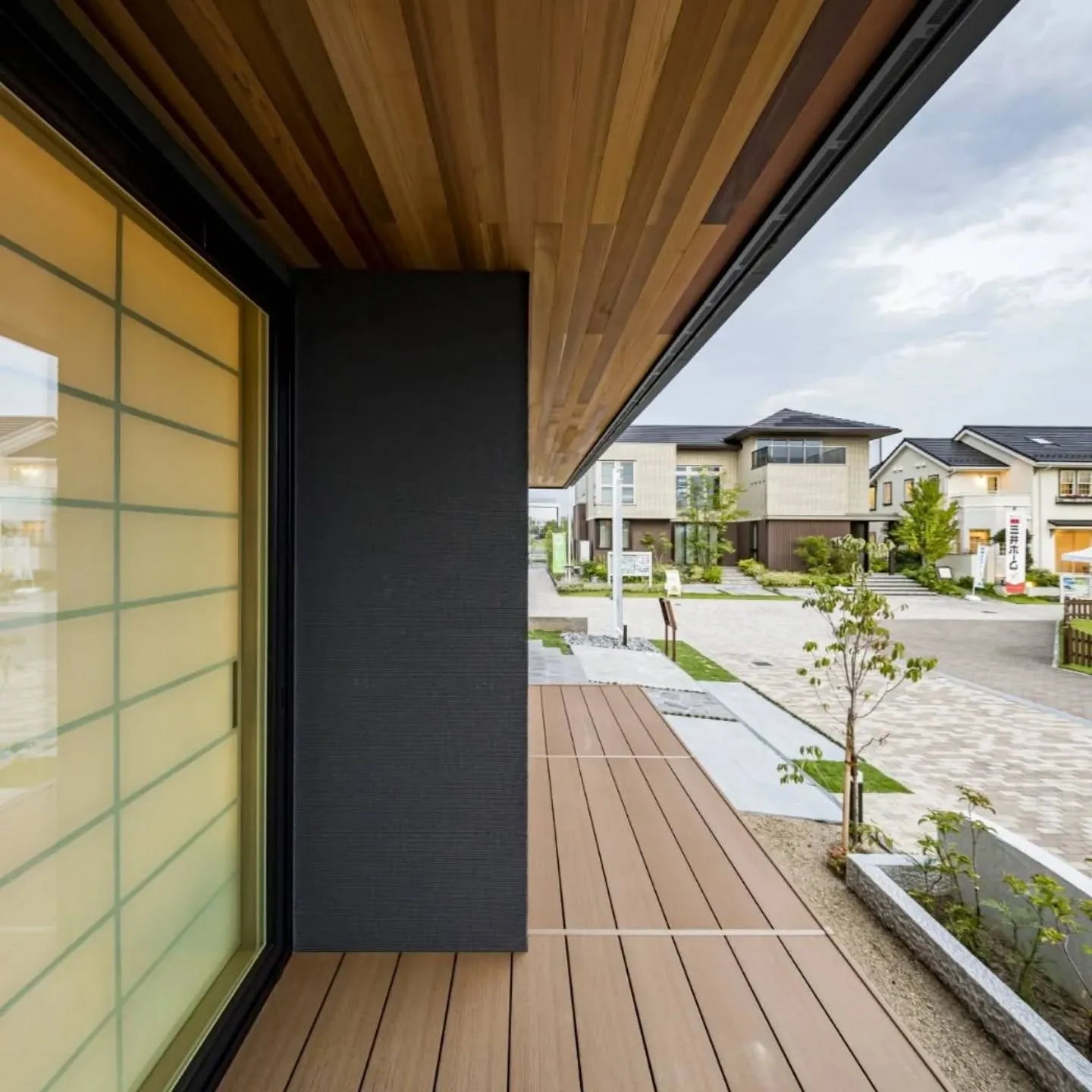 庇は、建物の窓上につく小さな屋根のような部分。