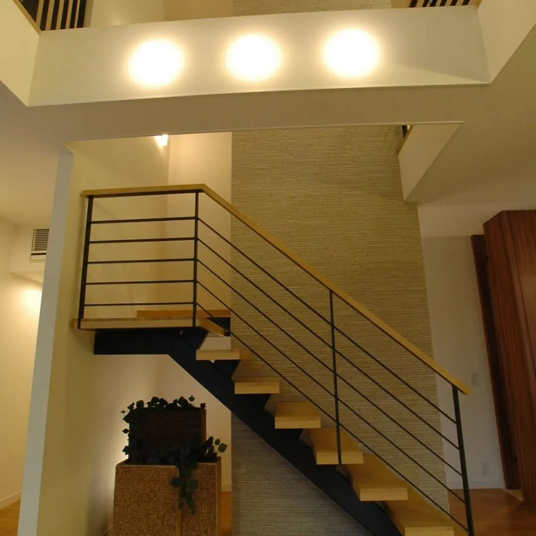 階段がある場所には手摺が必須です