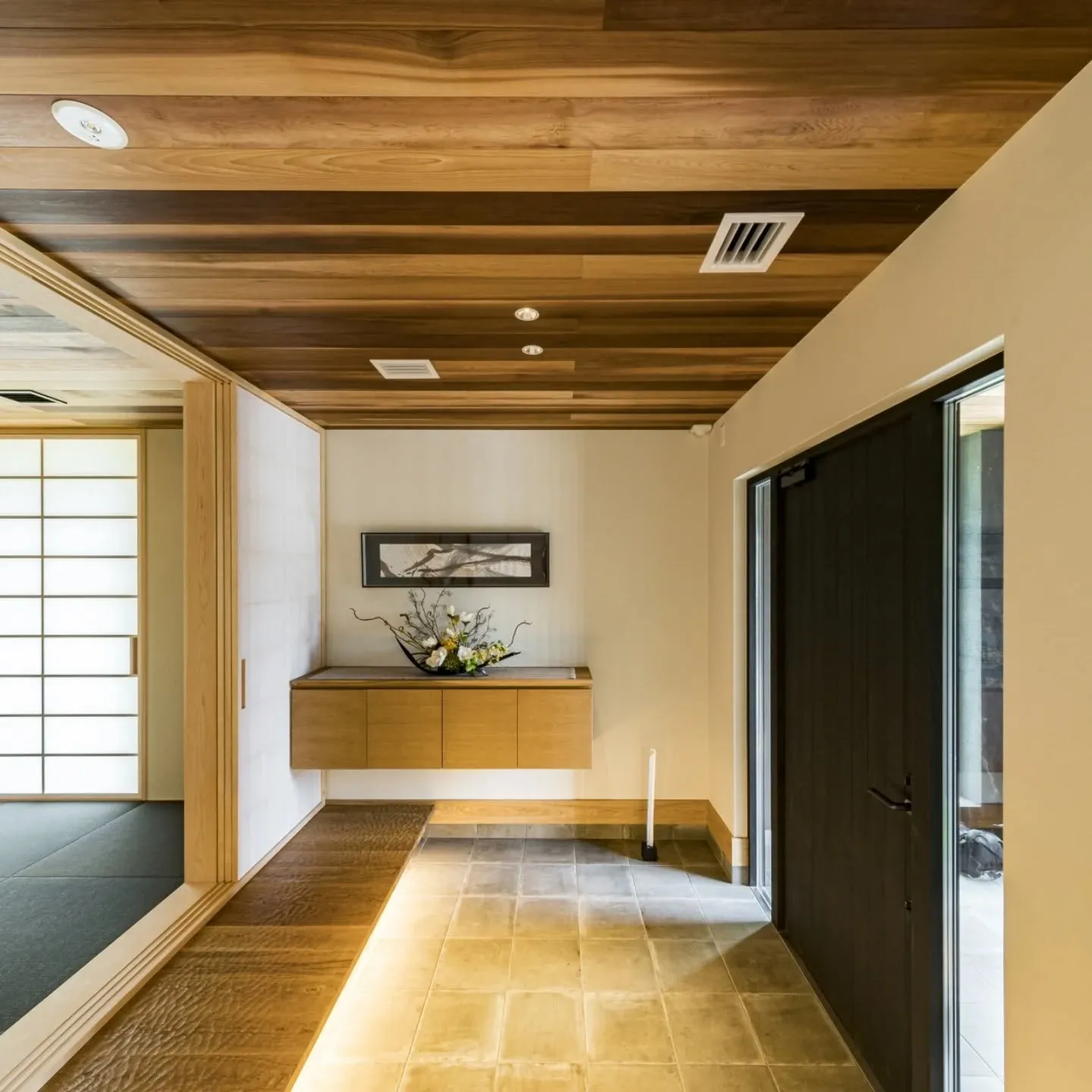 通るだけで点灯する人感センサー照明は、暮らしのストレスをひと...